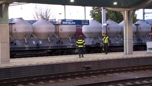 Muž zhorel pred zrakmi ľudí na železničnej stanici. Na nákladnom vozni ho zasiahlo 22-tisíc voltov