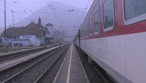 Agresor v rýchliku kričal, ťahal rýchlobrzdu a ohrozoval pasažierov. Spacifikovali ho cestujúci