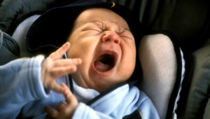 Otca zatkli za smrť 15-mesačných dvojičiek nájdených v horúcom aute