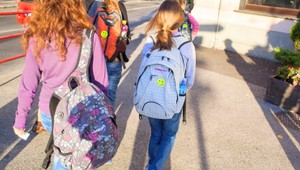 Už sa nemusia báť! Humenské deti dostali reflexné pásiky