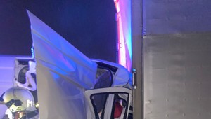 Úsek diaľnice D2 v smere do Maďarska je pre nehodu neprejazdný