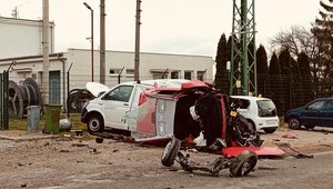 Náraz do stojaceho vozidla mal fatálne následky. Nehoda si vyžiadala jednu obeť