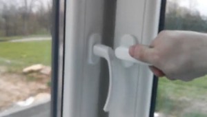 Nedorozumenie alebo zavádzanie spotrebiteľa? Muž nevedomky podpísal objednávku na opravu okien