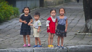 Detská práca v Severnej Kórei. Žiaci drú v baniach, ukazujú nahrávky