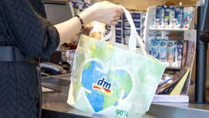 dm nahrádza jednorazové plastové tašky novou ekologickou viacúčelovou taškou Durabag
