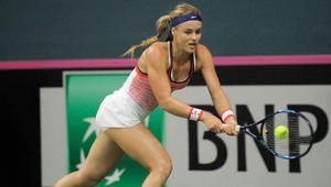 Prvý bod získala Schmiedlová, Stosurová ostáva postrachom