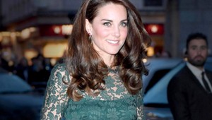 Kate si obliekla TIETO šaty. Hostí vernisáže zaujímala viac ako vystavené umenie