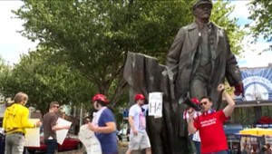 Slovenský Lenin z Popradu odštartoval revolúciu v USA, prívrženci Trumpa ho chcú zlikvidovať