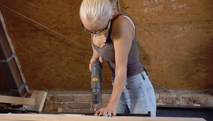 Sexi ruská dračica sa opäť chopila nástrojov