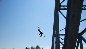 ADRENALÍNOVÉ VIDEO. Kaskadér vyskočil z lietadla pred explóziou