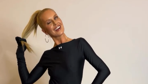 To sa hocikomu nepodarí! Po vyše 20-ročnej pauze je sexi Krainová späť!