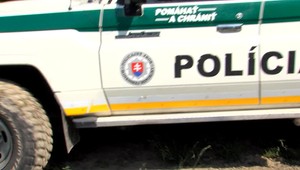 Policajti, ktorí chytili migranta z Pakistanu, nakoniec skončili v karanténe. Policajnému zboru vypadlo až 40 mužov