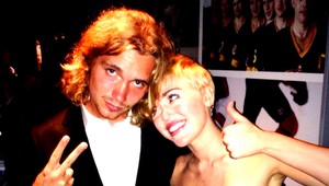 Na bezdomovca, ktorý prevzal cenu za Miley Cyrus (21), je vydaný zatykač