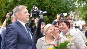 Fico s ministrami dorazili do Sabinova. Na východe sľubujú milióny eur
