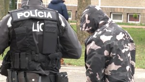 Dvaja muži sa vlámali do predajne. Keď zistili, že prichádza polícia, skryli sa na záchode