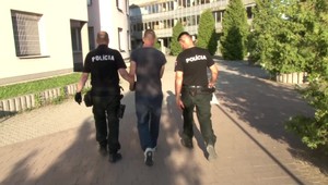 Chorobná žiarlivosť doviedla ženu k zúfalému činu. Vyskočila z okna a vyhľadala pomoc na polícii