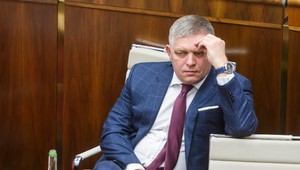 Takto vyzerá boj za demokraciu? Premiér chce skúmať výstupy v médiách, bude aj povinný dress code