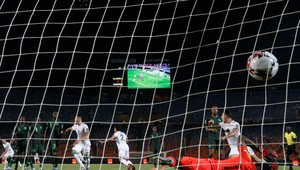 Koniec kariéry rozhodcu pre urážky guinejského brankára