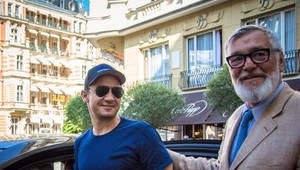 Akčný hrdina Jeremy Renner v Karlových Varoch dokázal, že nie je žiadna krehotinka!