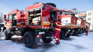 Hasiči zasahujú pri požiari domu. Jedna osoba je v bezvedomí