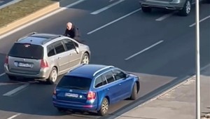 Vodička, ktorej na kapotu vyskočil agresívny muž, priblížila TV JOJ okolnosti