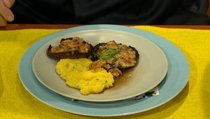 Grilované portobello, šampiňóny s bryndzovo-orechovou plnkou a pancettou, kukuričná polenta s pažitkou