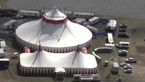 Päť akrobatov sa zranilo pri páde ľudskej pyramídy