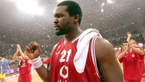 VIDEO. Grécky Shaq vtrhol do hľadiska. Chcel udrieť fanúšika