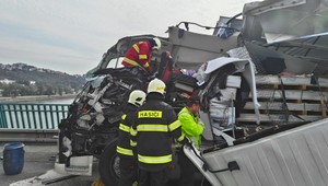 Vážna nehoda v Bratislave, na Lafranconi sa zrazili nákladiaky