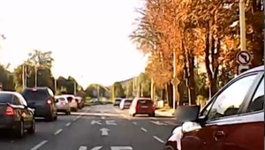 V aute viezol manželku a dve deti, keď do nich vrazila mladá vodička. Tá ďalej pokračovala v jazde