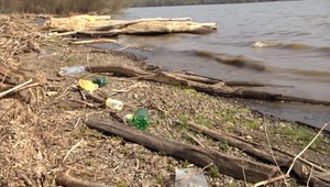 Slovenské more ako ho nepoznáte. Záplava plastov, oblečenia, ale aj stavebného materiálu