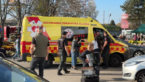 Z cintorína rovno do nemocnice! Na parkovisku lietali facky