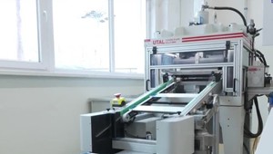 V B. Bystrici začali s výrobou nových ŠPZ. Za minútu zhotovia až sto kusov