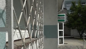 Dvojica so zbraňou vydierala muža. Hrozí im až desať rokov za mrežami