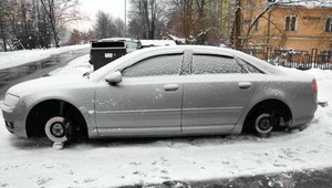 Našla si auto bez kolies. Nešikovný zlodej navyše vozidlo aj poškodil