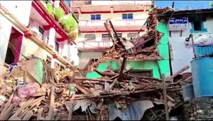 Nepál zasiahlo ničivé zemetrasenie. Z trosiek po tme vyťahovali preživších