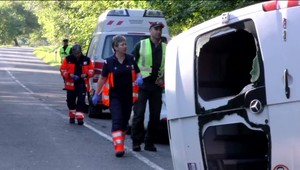 Mikrobus s desiatimi ľuďmi sa prevrátil na ceste. Vodič tvrdí, že za to môže zver