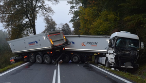 Autonehoda troch vozidiel: Kamióny sa snažili vyhnúť osobnému autu