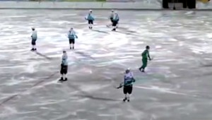 VIDEO: Škandál v ruskom hokeji. V zápase padlo 20 vlastných gólov!