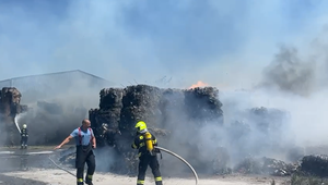 Hasiči bojovali s plameňmi: Horelo v zariadení na recykláciu papiera