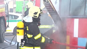 Autobus začal horieť pár metrov pred STK. Požiar vozidlo úplne zdemoloval