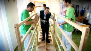 Prvé kroky v živote. Tomáš sa po 34 rokoch postavil z vozíka