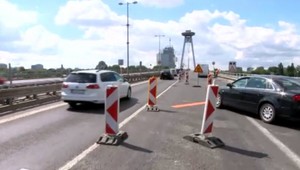 Hlavné mesto s cestami ako tankodrom. Tento rok to chcú zmeniť