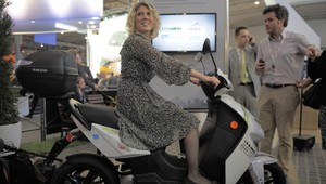 Ak jazdíte na skútri, musíte mať prilbu aj v obci