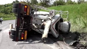 FOTO: Pri Rimavskej Sobote havaroval domiešavač s betónom. Jazda sa skončila nešťastne