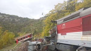 Dopravu po zrážke dvoch vlakov pri Rožňave by mohli spustiť pred polnocou