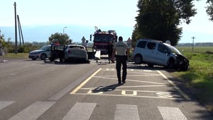 Čelná zrážka pri obci Fekišovce. V plnej čiare predbiehal kolónu áut, zaradiť sa už nestihol