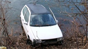 Maturanti (18, 18) sa viezli zo školy, na šmykľavej ceste havarovali