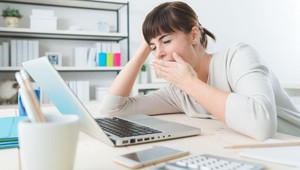 Koniec spánku potajomky. Zamestnanci môžu spať v robote a ešte za to dostanú aj zaplatené