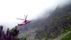 Pod rukami sa mu uvoľnila skala a on začal padať. Záchranu skomplikovalo zlé počasie